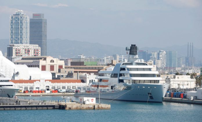 2022-03-08t195128z-1916800396-rc2yus9w6dss-rtrmadp-3-ukraine-crisis-spain-yacht-scaled