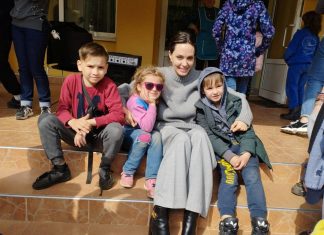 Angelina Jolie visita estação de trem em Lviv, na Ucrânia; VÍDEO