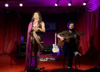 Assucena, voz do extinto trio As Baías, costura referências e temas autorais em atraente show solo