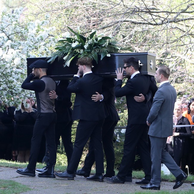 integrantes-do-the-wanted-carregam-caixao-de-tom-parker