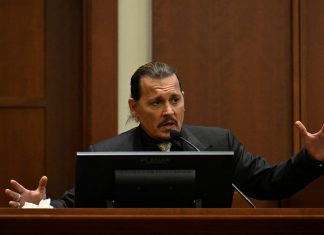 Johnny Depp depõe em julgamento por difamação e diz que nunca agrediu Amber Heard
