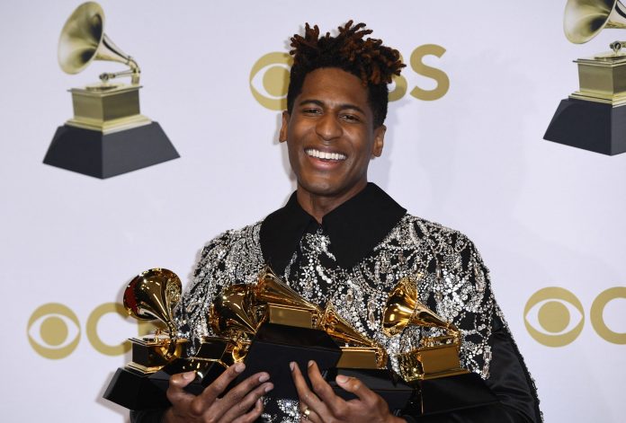 jon-batiste-grammy-2022-premios-scaled