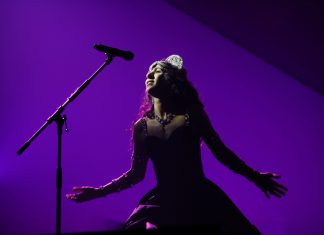 Marisa Monte celebra Cassiano ao cantar ‘A lua e eu’ na passagem do show ‘Portas’ pela Paraíba