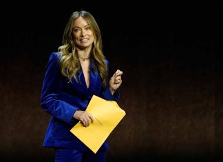 Olivia Wilde recebe documentos da custódia de filhos com Jason Sudeikis no palco da CinemaCon