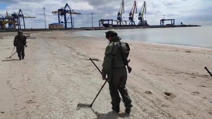 2022-05-24t094929z-2-lwd023024052022rp1-rtrwnev-e-0230-ukraine-crisis-mariupol-demining