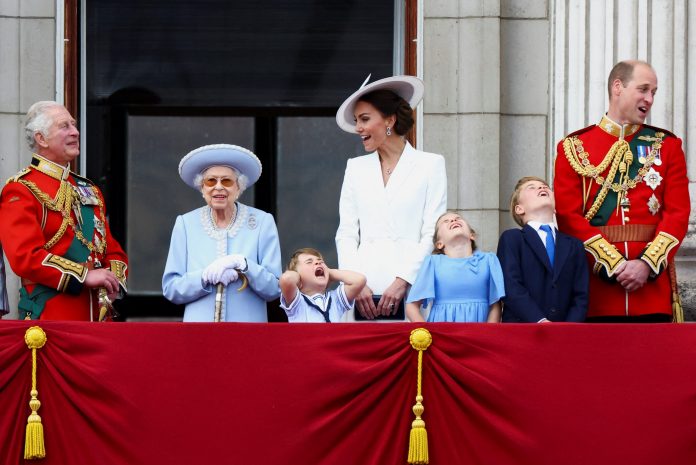 2022-06-02t124701z-1747749014-rc2oju90bu3k-rtrmadp-3-britain-royals-platinum-jubilee-parade-1-scaled