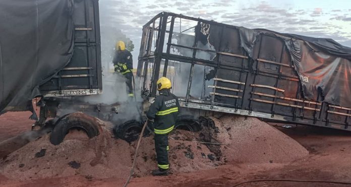 carregada-de-adubo-carreta-teve-danos-apos-ser-pegar-fogo-na-br-153