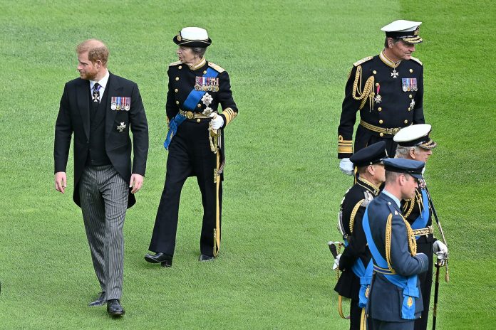 2022-09-19t172716z-546269959-rc2hkw9drhat-rtrmadp-3-britain-royals-queen-scaled