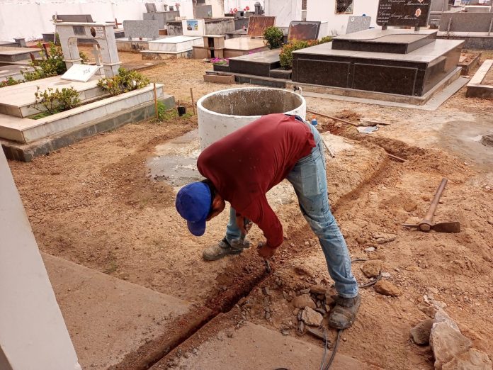 instalacao-da-tubulacao-para-um-bebedouro-no-cemiterio-velho-foto-divulgacao