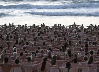 Milhares de pessoas ficam peladas pela arte em praia da Austrália