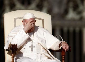 Tribunal do Vaticano ouve telefonema secretamente gravado entre cardeal e o papa