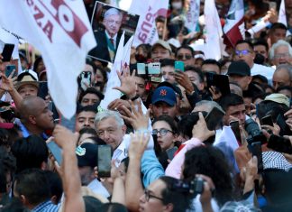 Milhares de pessoas vão às ruas da Cidade do México em apoio a presidente