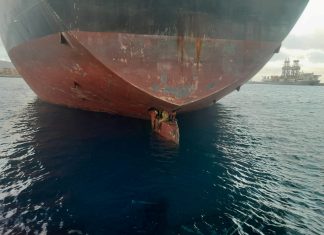 Imigrantes que viajaram em cima de leme de navio pedem asilo na Espanha