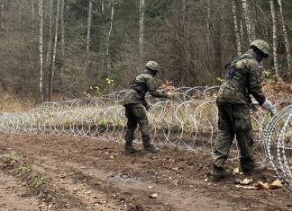 Polônia constrói cerca de arame farpado na fronteira com a Rússia