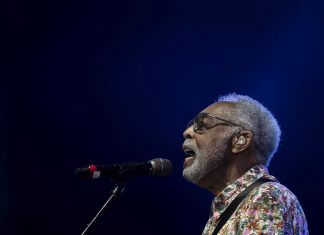 Gilberto Gil é xingado por torcedores brasileiros em jogo da seleção