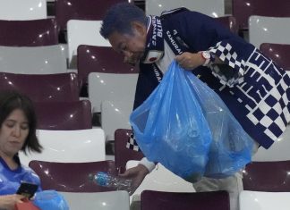 A festa fica para depois: torcedores do Japão limpam estádio após vitória histórica sobre a Alemanha no Catar