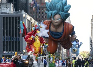 Nova York realiza tradicional desfile do Papai Noel com bonecos infláveis gigantes; veja fotos
