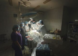Cirurgiões realizam operações à luz de lanternas na Ucrânia