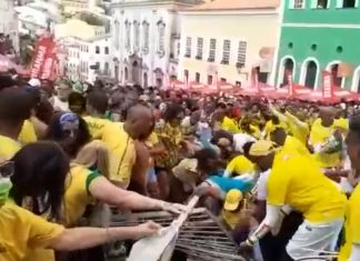 VÍDEO: Grade de separação tomba e torcedores caem no chão em local para exibição de jogo do Brasil no Pelourinho