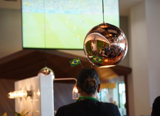 Jogo da Copa em empresa ‘pega’ funcionários por telão, praticidade e comida de graça