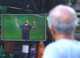 Com jogos no horário do expediente, cariocas aderem à Copa da ‘olhadinha’