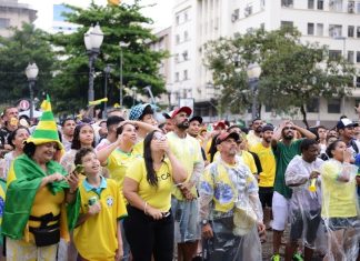 Sob chuva, 2,5 mil acompanham 2ª vitória do Brasil por telão no Centro de Campinas; veja imagens