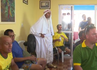 Aposentado que investiu mais de R$ 20 mil para decorar casa para a Copa do Mundo comemora 2ª vitória do Brasil vestido de árabe