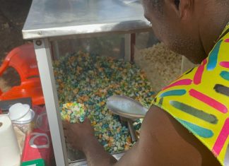 Vendedor faz sucesso com pipoca nas cores do Brasil: ‘no primeiro jogo deu pra tirar uns R$ 800’