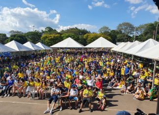 Torcedores pintam de verde e amarelo Vila Olímpica de Maringá na estreia da seleção brasileira na Copa; FOTOS