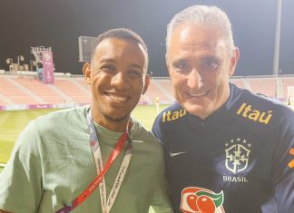 Influenciador baiano selecionado pela CBF para ir à Copa do Mundo no Catar conhece Tite durante treino da seleção brasileira