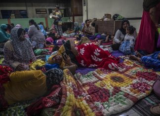 Indonésia tira 2 mil pessoas de casa após erupção de vulcão