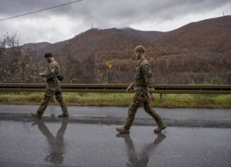 Kosovo assina pedido de adesão à União Europeia