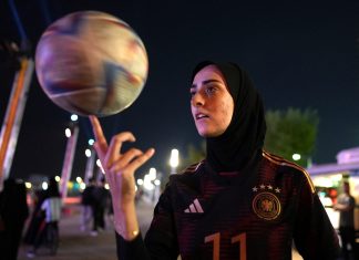 Usando véu, jovem muçulmana Maymi Asgari arrasa no futebol freestyle no Catar; veja vídeo