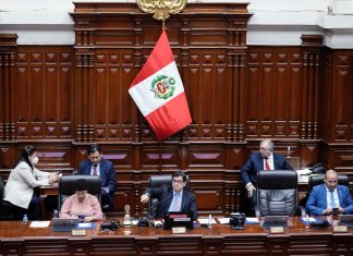 Dentro do Congresso, deputado do Peru soca colega na cara pelas costas; veja vídeo
