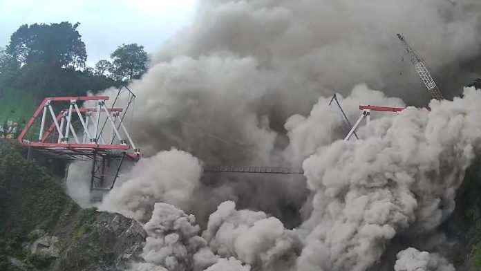 2022-12-04t103702z-1478146017-rc2yyx93aliy-rtrmadp-3-indonesia-volcano