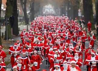 FOTOS: Pessoas se vestem de Papai Noel em corrida na Alemanha