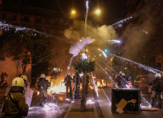 Manifestantes e policiais entram em confronto na Grécia; veja vídeo