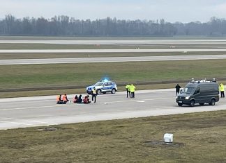 Ativistas climáticos se colam em rodovias próximas aos aeroportos de Berlim e de Munique