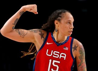 Brittney Griner, jogadora de basquete dos EUA que estava presa na Rússia, já está no avião em direção ao país dela