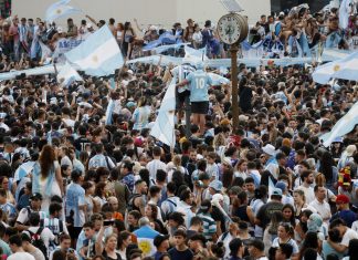 Argentinos se abstraem dos problemas e se entregam à liderança de Messi