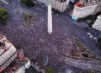 Argentinos comemoram vitória do time deles nas ruas de Buenos Aires; veja FOTOS