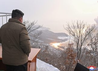 Coreia do Norte dispara dois mísseis balísticos próximo do Japão