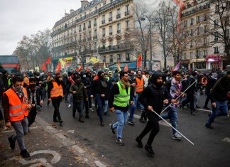 Paris vive 2º dia de confrontos entre polícia e manifestantes curdos