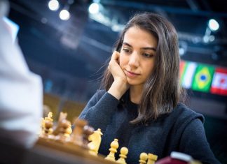 Mulher iraniana compete em torneio de xadrez sem hijab