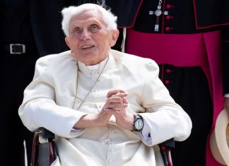 Estado de papa emérito Bento 16 é grave, mas continua estável, diz agência italiana