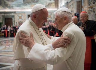 A complicada convivência entre Bento XVI e seu sucessor, Francisco