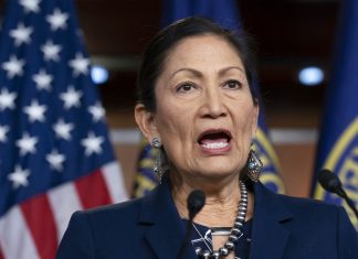 Secretária do Interior Deb Haaland vai liderar delegação dos EUA na posse de Lula, diz agência