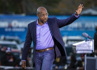 Senador democrata se reelege na Geórgia e garante maioria a Biden no Senado