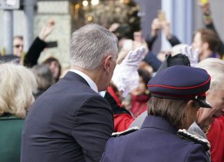 Suspeito de jogar ovos no rei Charles III é acusado de ‘comportamento ameaçador’