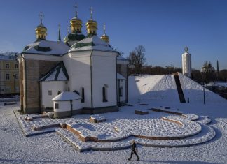 Ucrânia proíbe organizações religiosas com ligações à Rússia